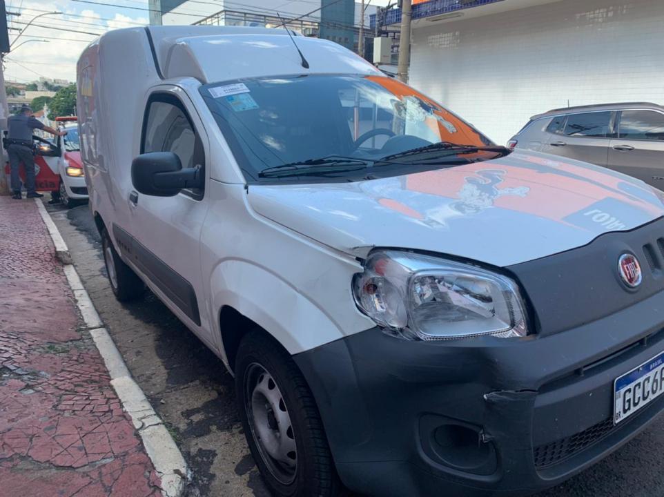 Foto 8 de 8 — Carros batem em cruzamento da Rua 2 e complicam trânsito no Centro
